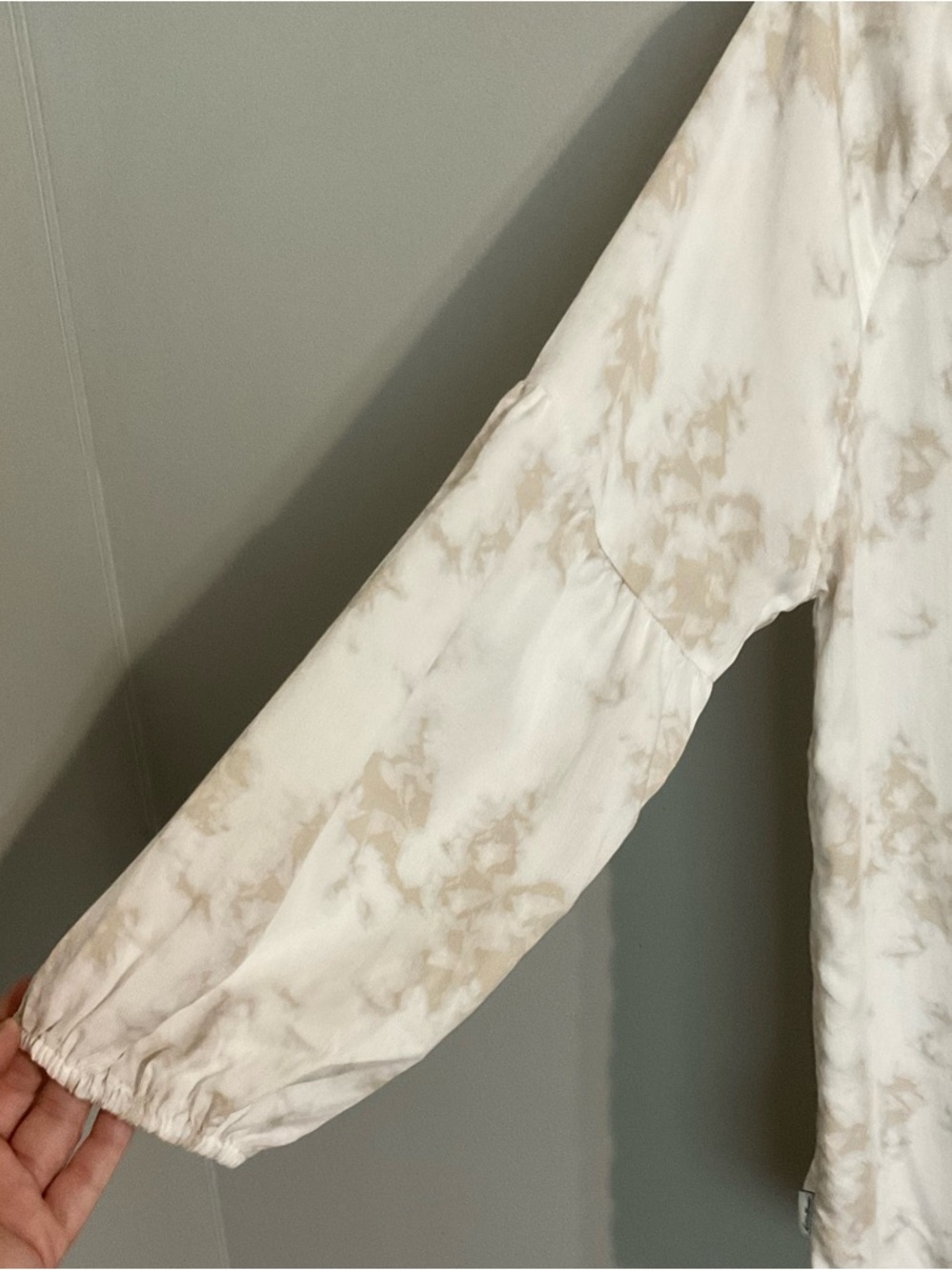 Eddie Bauer White & Beige Smoky/Cloud Print V-Neck Peasant Top Medium - Picture 3 of 7